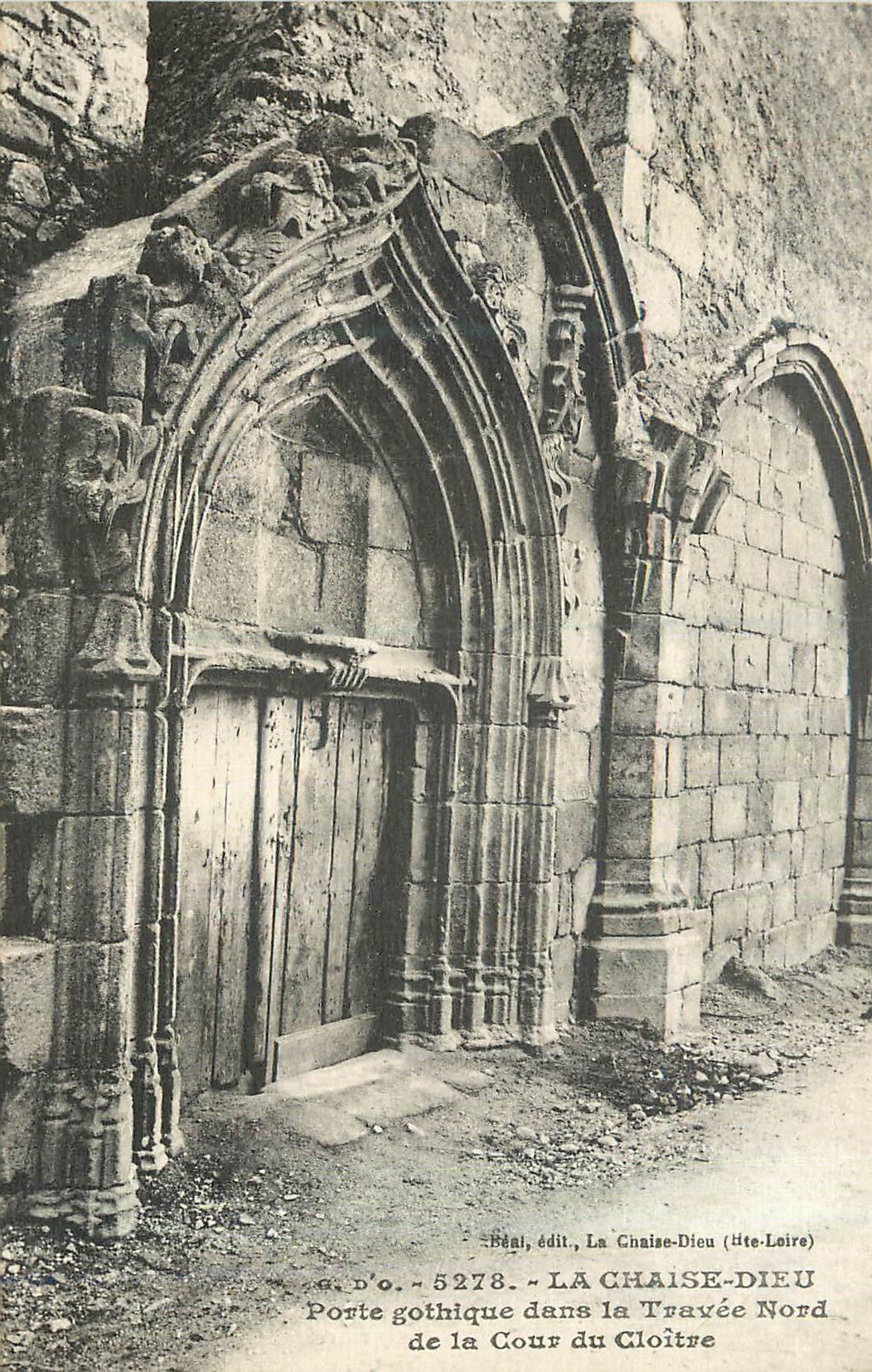 CPA La Chaise Dieu Porte Gothique dans la Travee Nord de la Cour du Cloitre