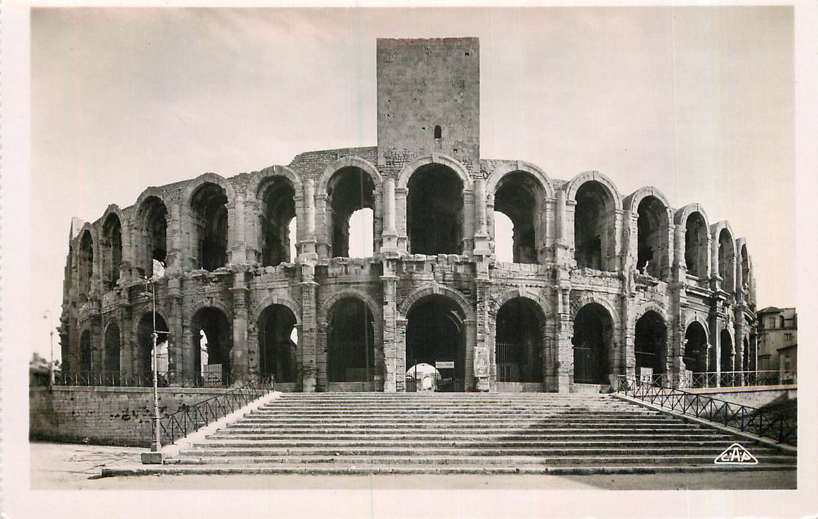 Arles — Amphithéâtre Romain — Vue extérieure — C. A. P. Strasbourg