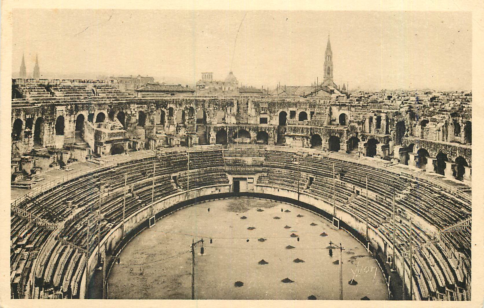 CPA La Douce de France Nimes (Gard) L'Interieurdes Arenes