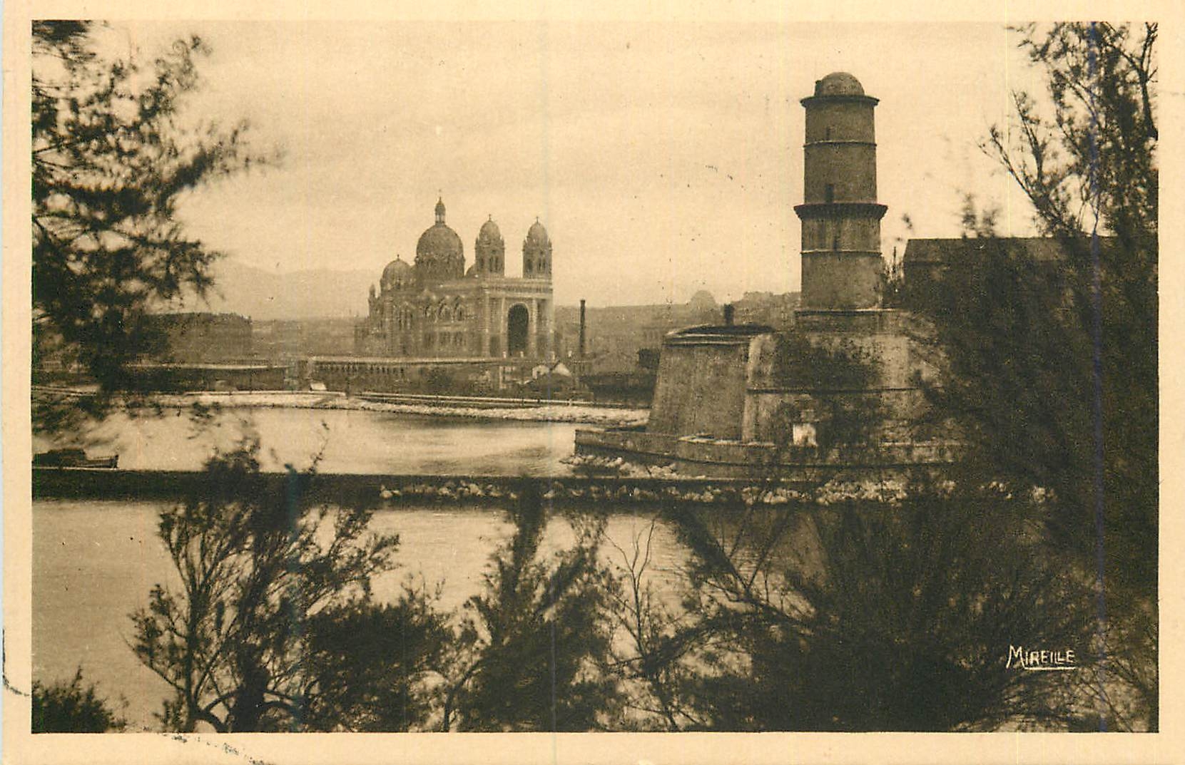 CPA Marseille La Cathedrale et le Fort Saint Jean Vus du Pharo