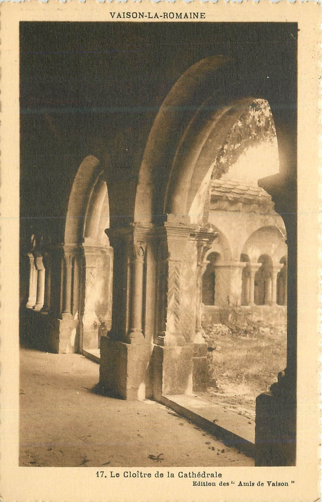 CPA Vaison la Romaine Le Cloitre de la Cathedrale