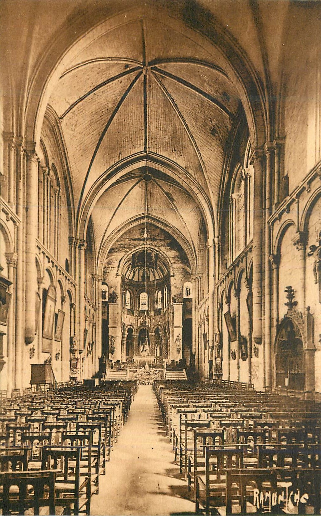 Poitiers — Intérieur de l'église Sainte-Radegonde, XIIe siècle — Raguntyche