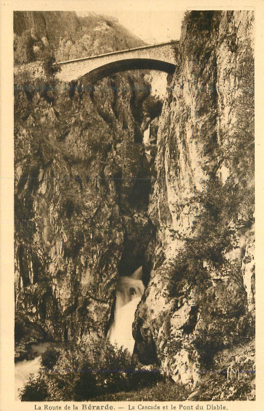 CPA La Route de la Berarde La Cascade et le Pont du Diable