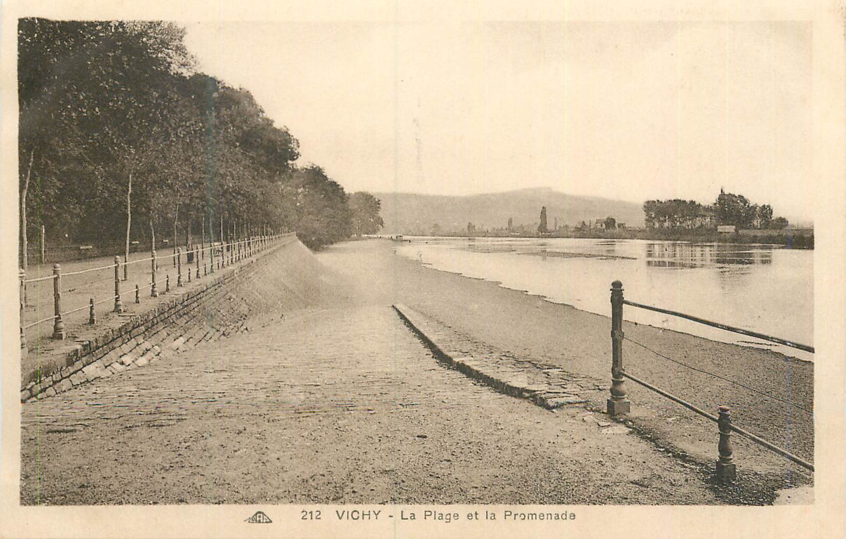 CPA Vichy la Plage et la Promenade