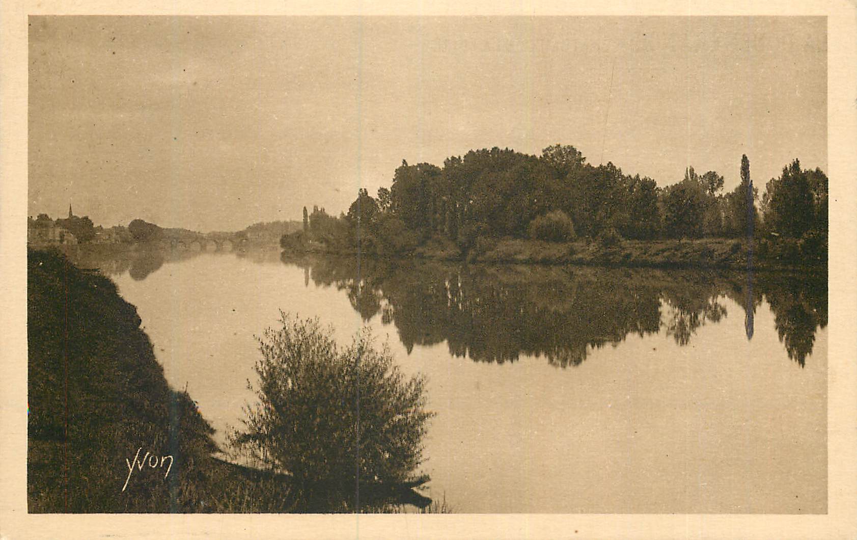 CPA Douce France Chateau de la Loire Chinon la Vienne