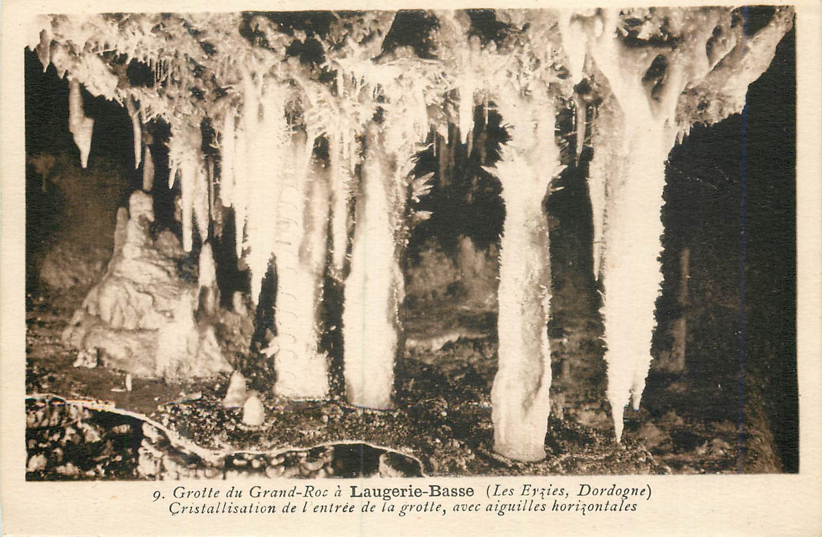 Grotte du Grand-Roc à Laugerie-Basse — Cristallisation de l'entrée de la grotte, avec aiguilles horizontales — (Les Eyzies, Dordogne)