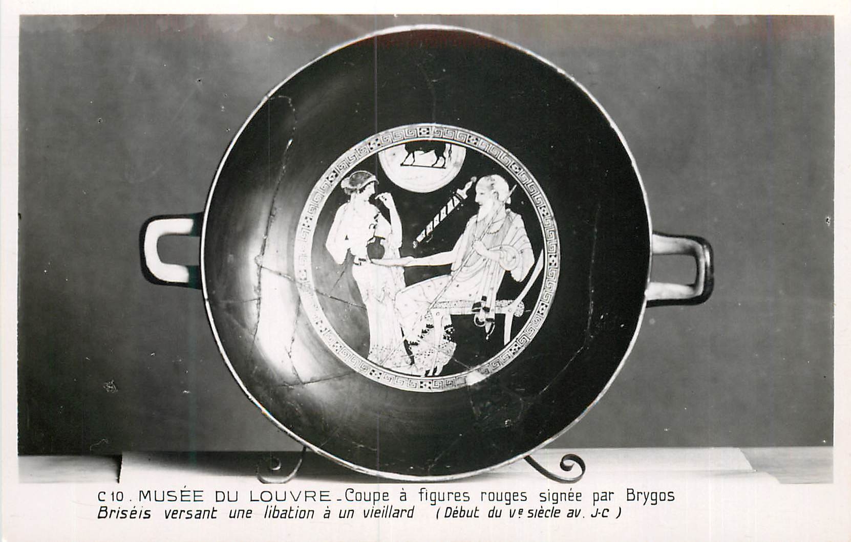 CPM Musee du Louvre Coupe a Figures Rouges signee par Brygos