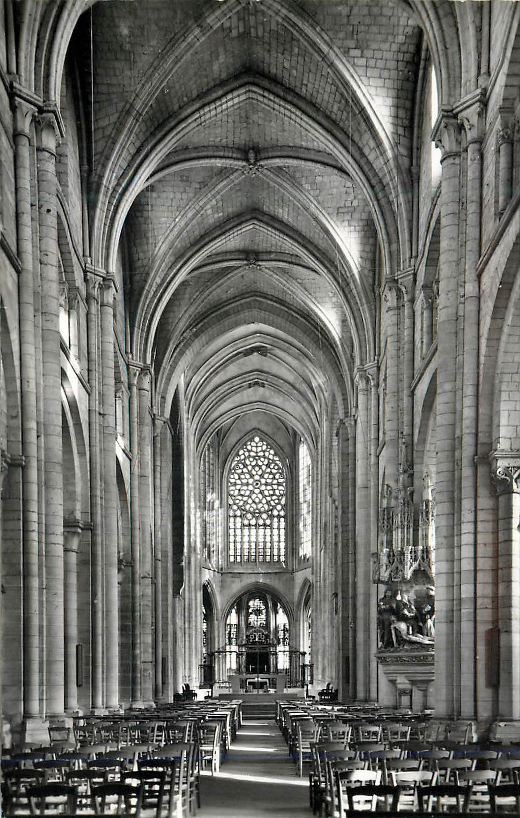 CPM Beauvais Interieur de l'Eglise St Etienne