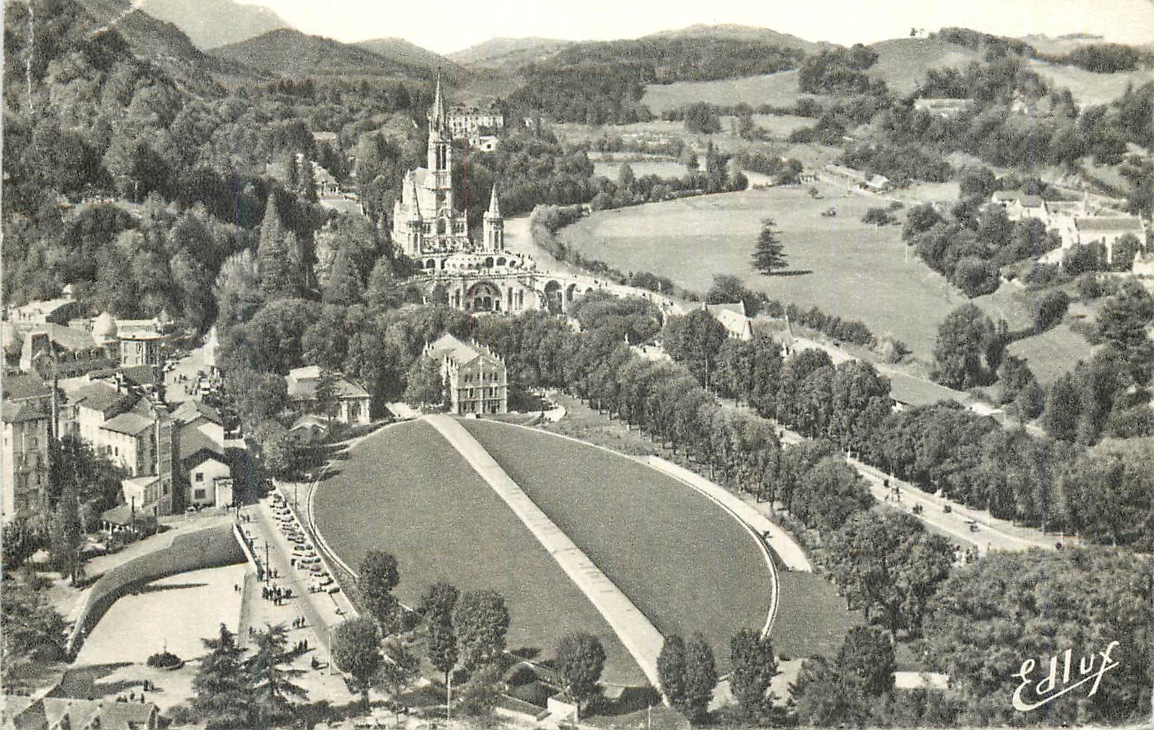 CPM Lourdes la Basilique Souterraine St Pie X (Longueur 200m Largeur 80m)