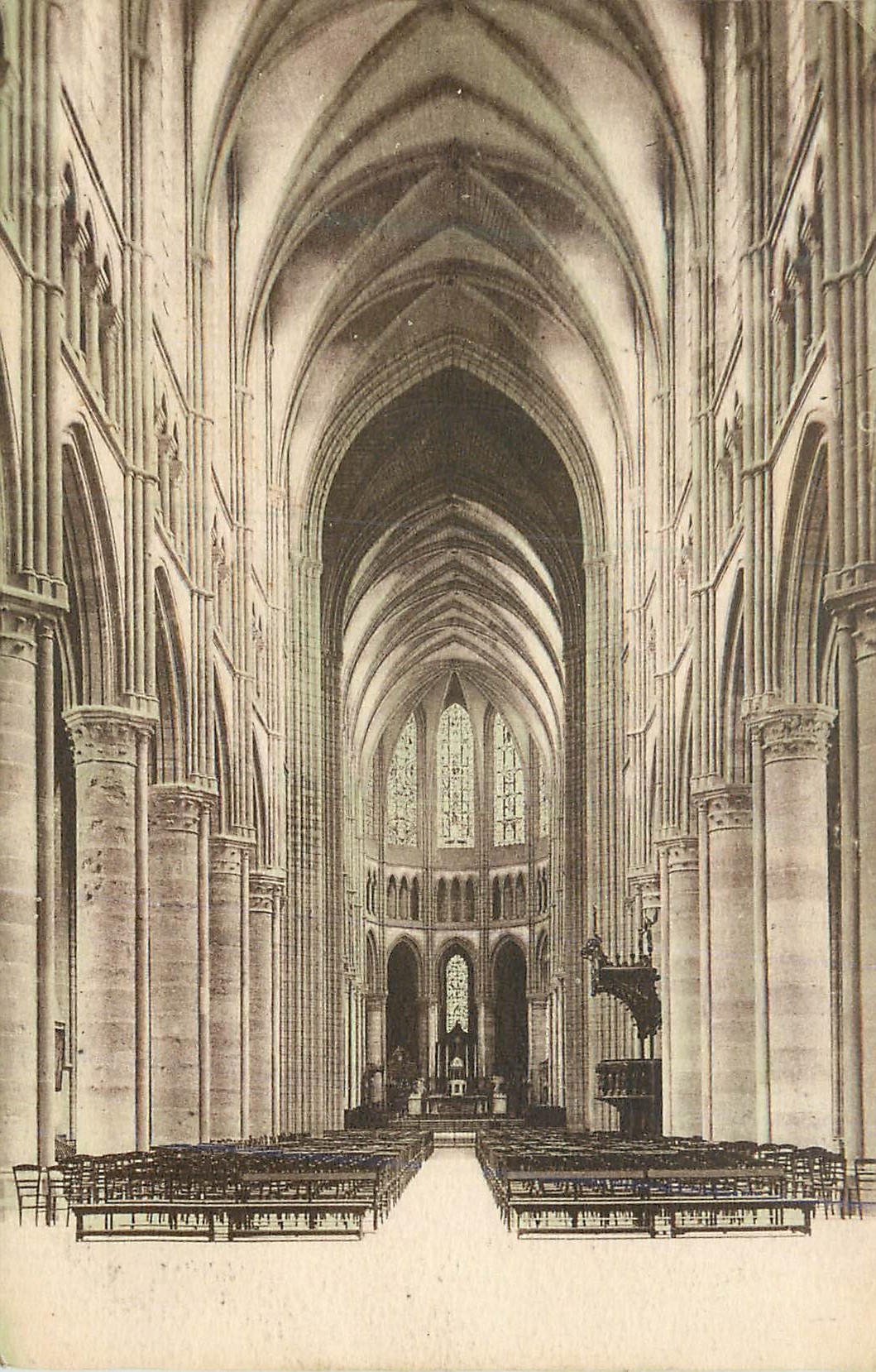 CPA Soissons la Cathedrale Nef Principale