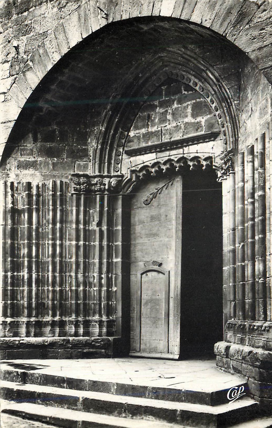 Saint-Jean-Pied-de-Port — Le Portail de l'église (XIIe s.) — C.A.P., Paris