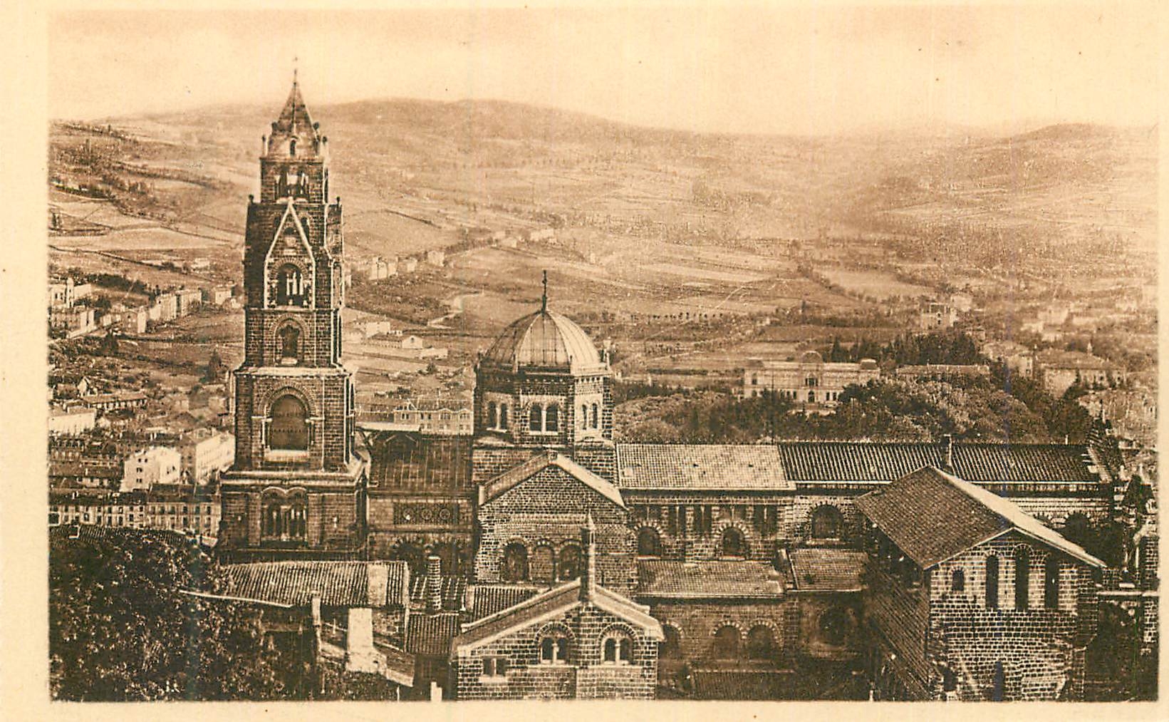 CPA le Puy la Cathedrale Vue Laterale