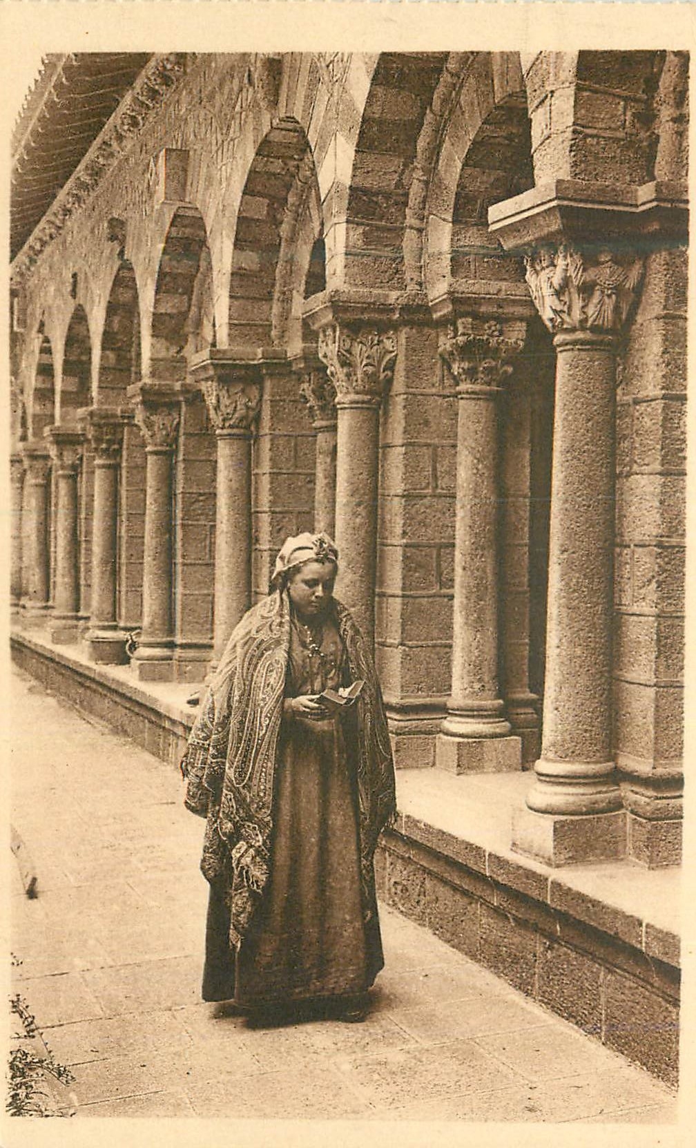 CPA le Puy la Cathedrale une Galerie du Cloitre XIIe s
