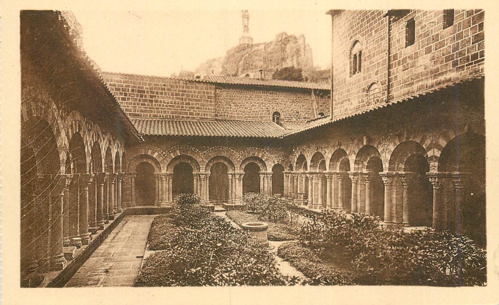 CPA le Puy la Cathedrale le Cloitre (XIIe s)