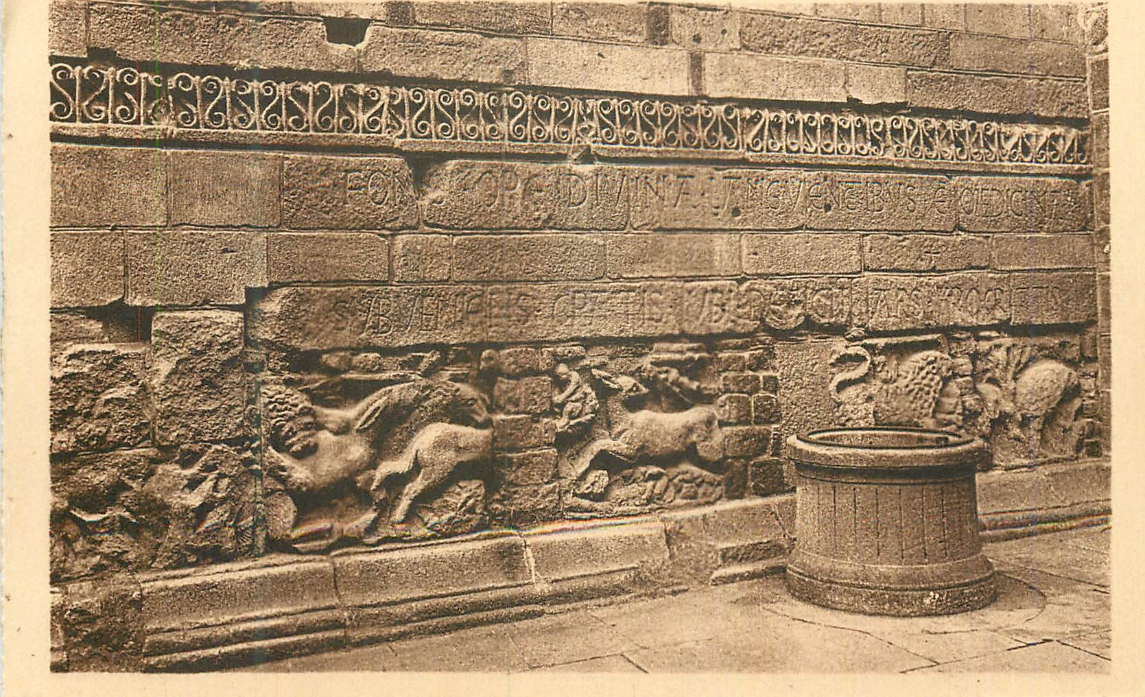 CPA le Puy la Cathedrale Bas Reliefs Romains Decorant le Mur de la Chambre Anglique