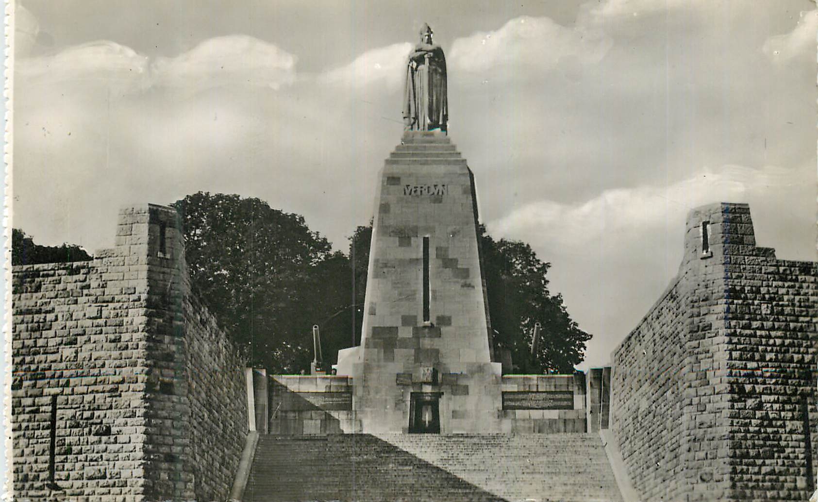 Verdun — Monument aux Soldats de Verdun — Éditions Douaumont