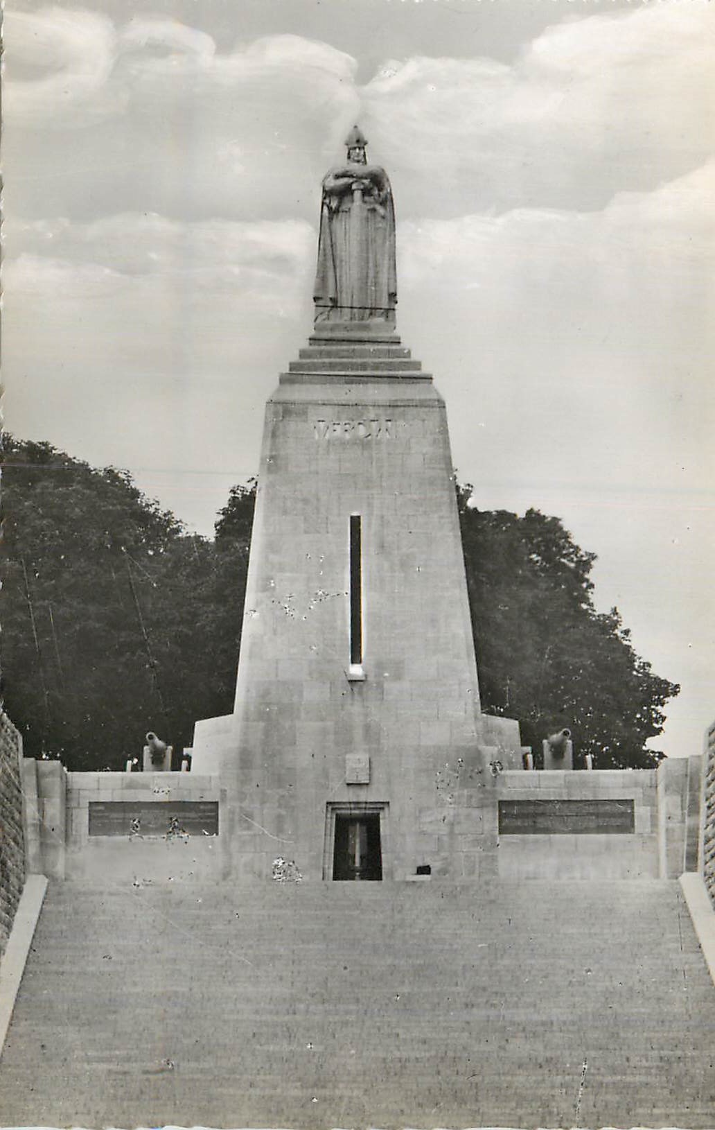 CPM Verdun et les Champs de Bataille Statue du Monument aux Soldats de Verdun Militaria