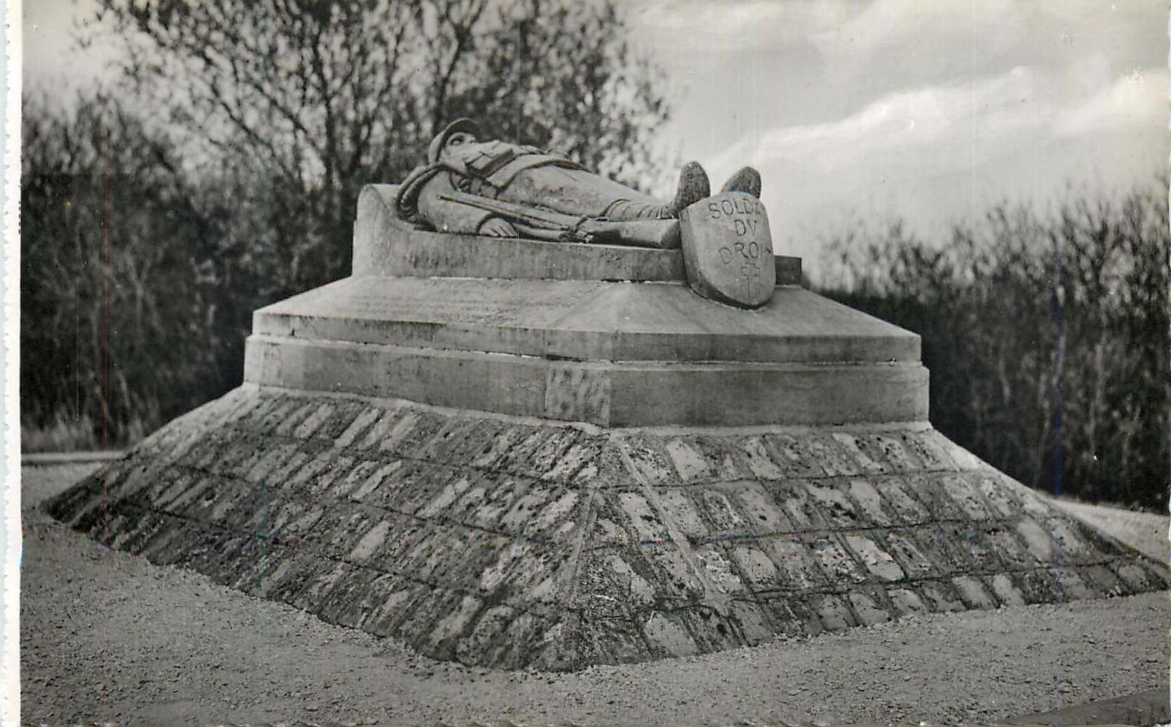 CPM Verdun et les Champs de Bataille le Monument du Soldat du Droit Militaria