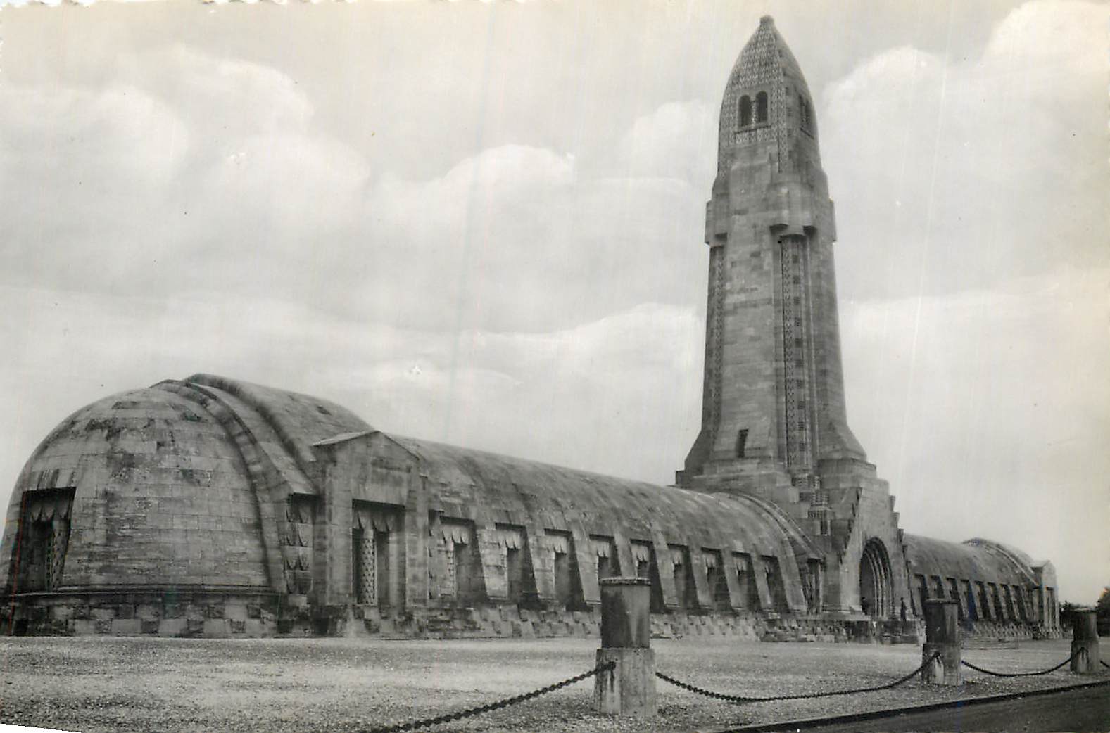 Verdun et les champs de bataille — Le Monument de l'Ossuaire de Douaumont — Éditions des Forts des Vaux de Vaux