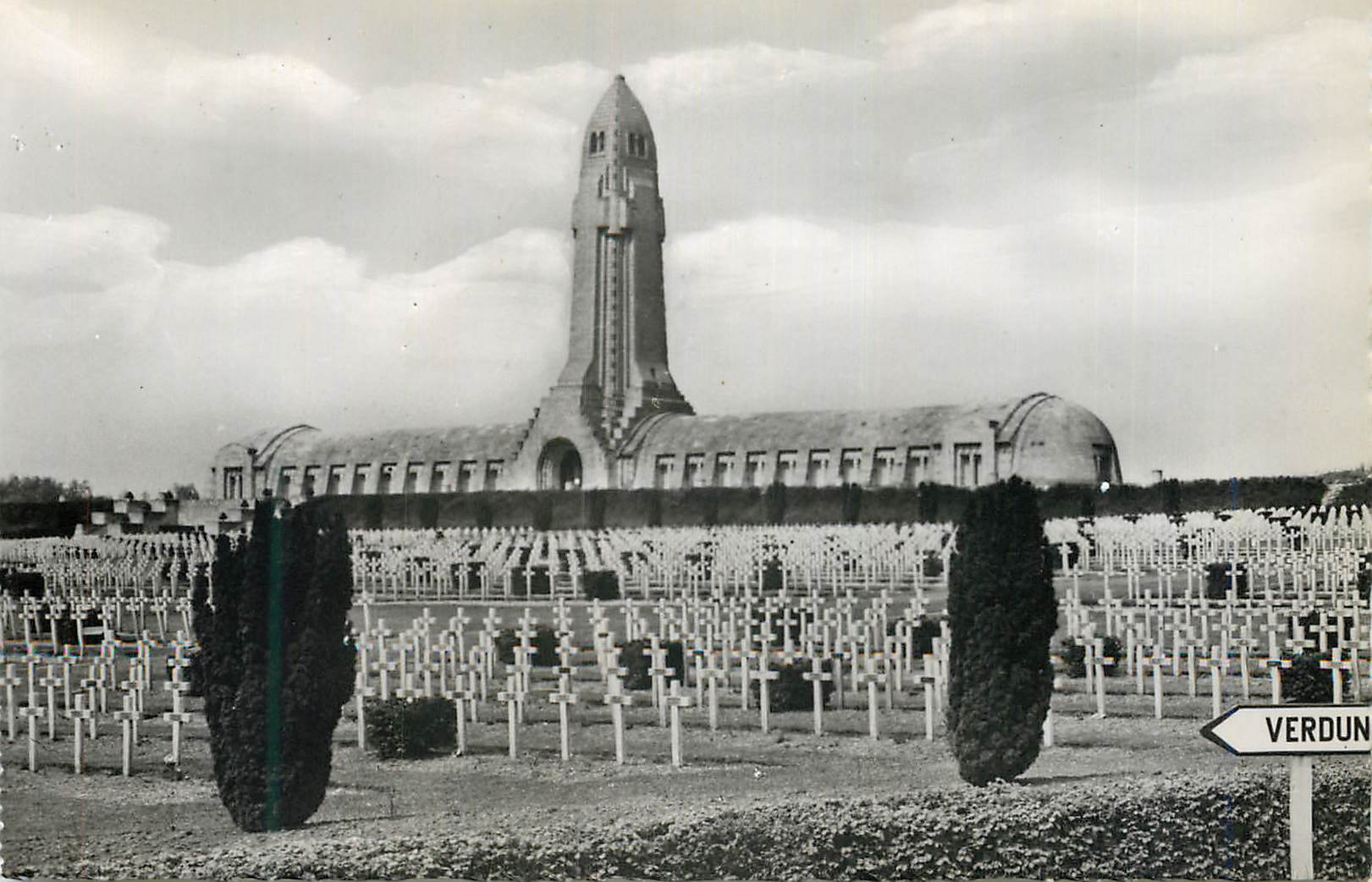 Verdun — Monument de l'Ossuaire de Douaumont et cimetière militaire — Éditions des Forts de Vaux