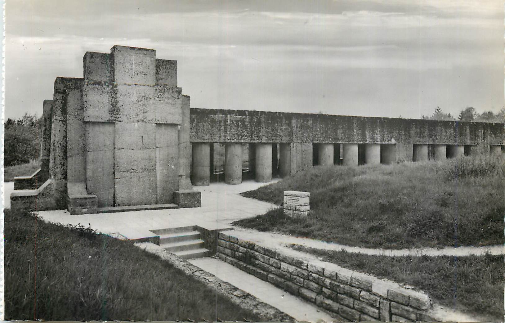 Verdun et les champs de bataille — Monument de la tranchée des baïonnettes — Éditions des Forts des Vaux de Vaux