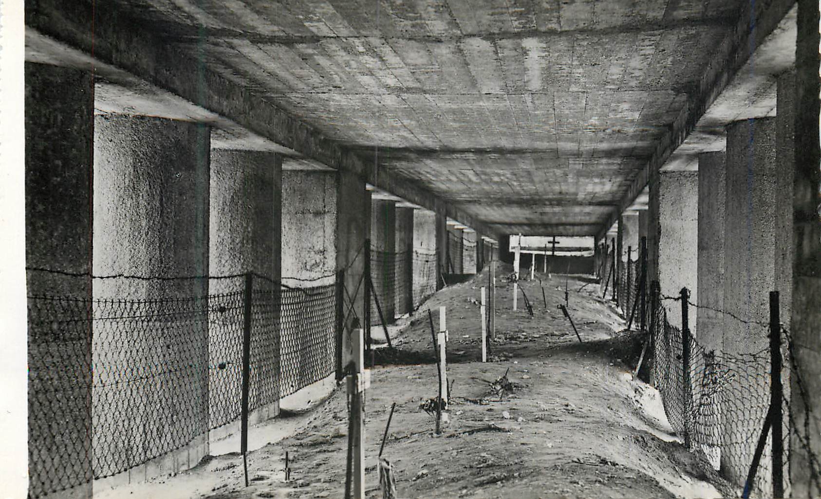 CPM Verdun et les Champs de Bataille le Monument de la Tranchee des Baionnettes Interieur Militaria