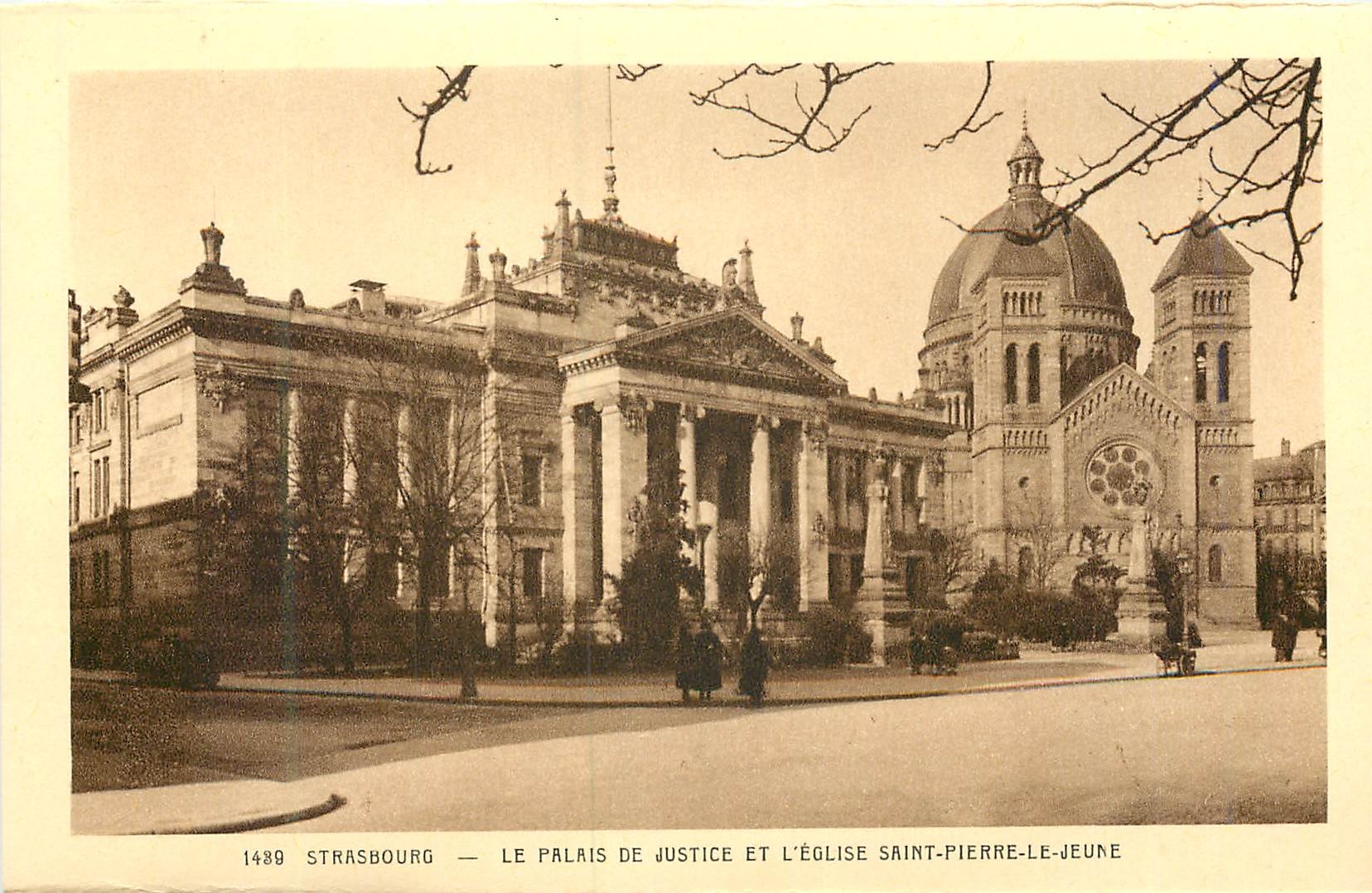 CPA Strasbourg le Palais de Justice et l'Eglise Saint Pierre le Jeune