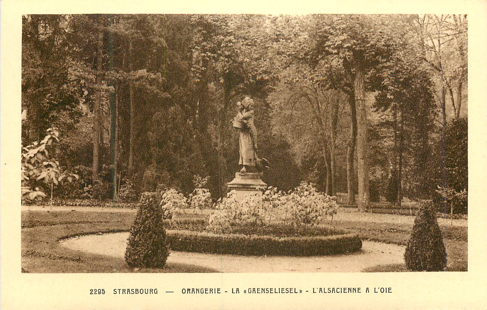 CPA Strasbourg Orangerie la Gaenseliesel l'Alsacienne a l'Oie