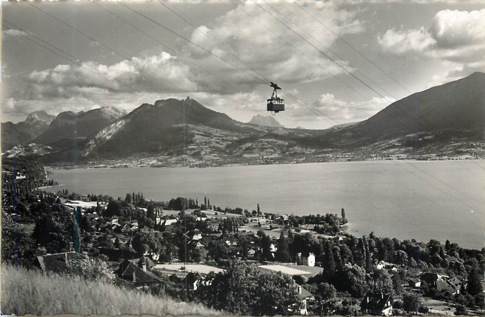 Lac d'Annecy — Vue générale. Le massif des Bauges et le Col de Leschaux — Éditions G. Mouchet, Annecy, n° 739