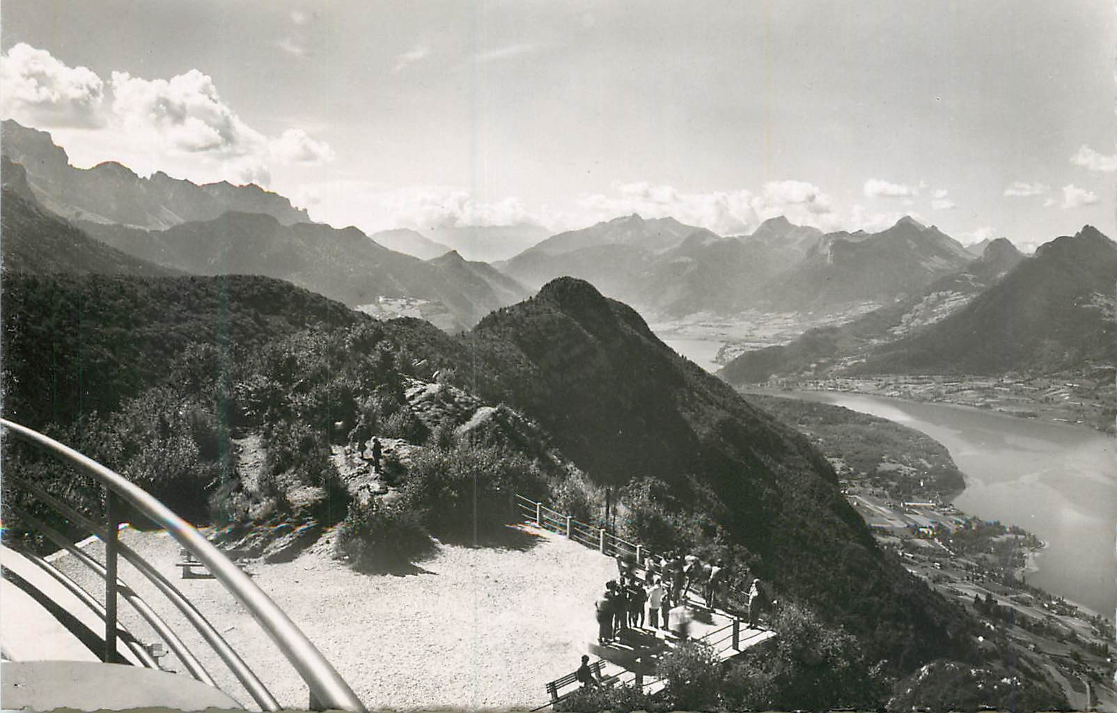 Environ d'Annecy — Station du téléphérique du Mont Veyrier, vue sur le lac et le massif des Bauges — Éditions G. Mouchet, Annecy