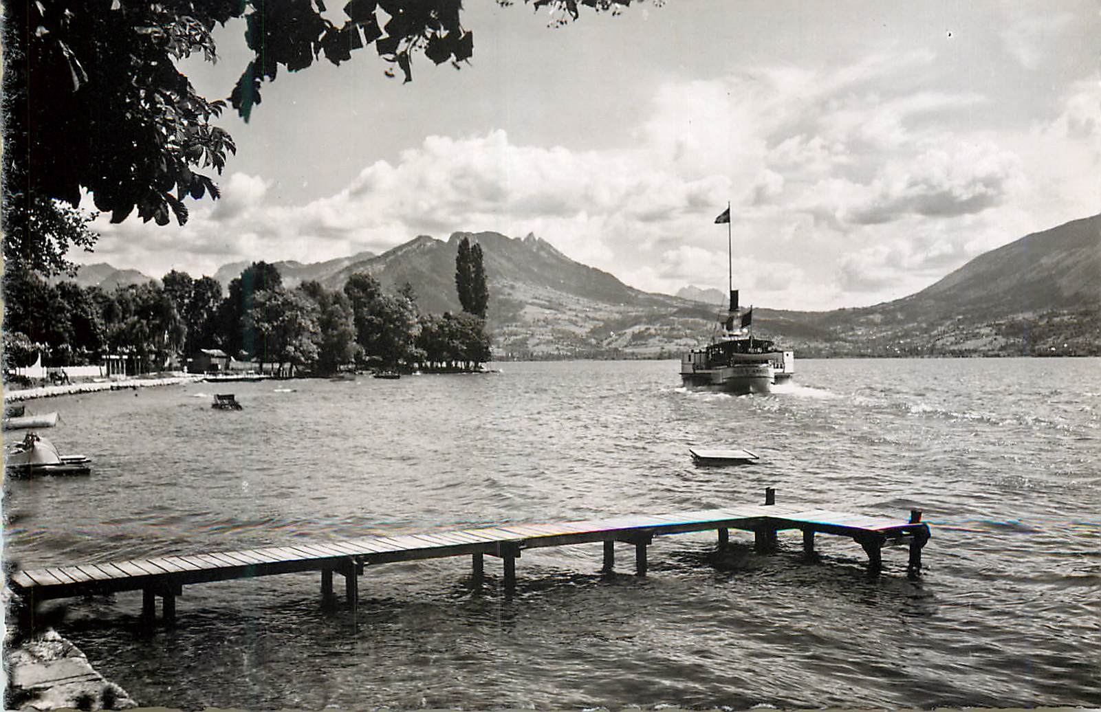 CPM Lac d'Annecy Veyrier Vue sur le Col de Leschaux Bateau