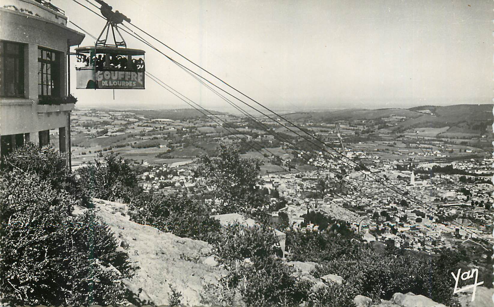 CPM Lourdes Le Beout en Teleferique Arrivee d'une Cabine a la Gare Superieure