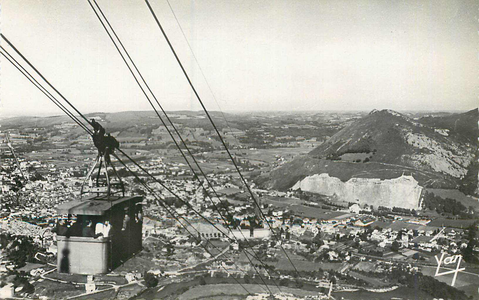 CPM Lourdes Le Beout en Teleferique Une Cabine sur le Parcours