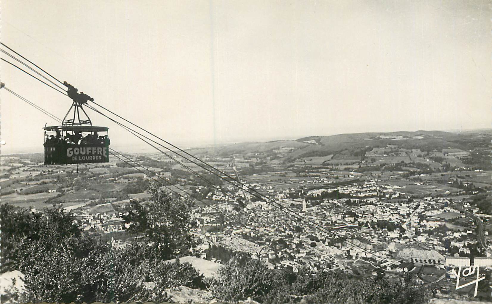 CPM Lourdes Le Beout en Teleferique Panorama sur la Ville