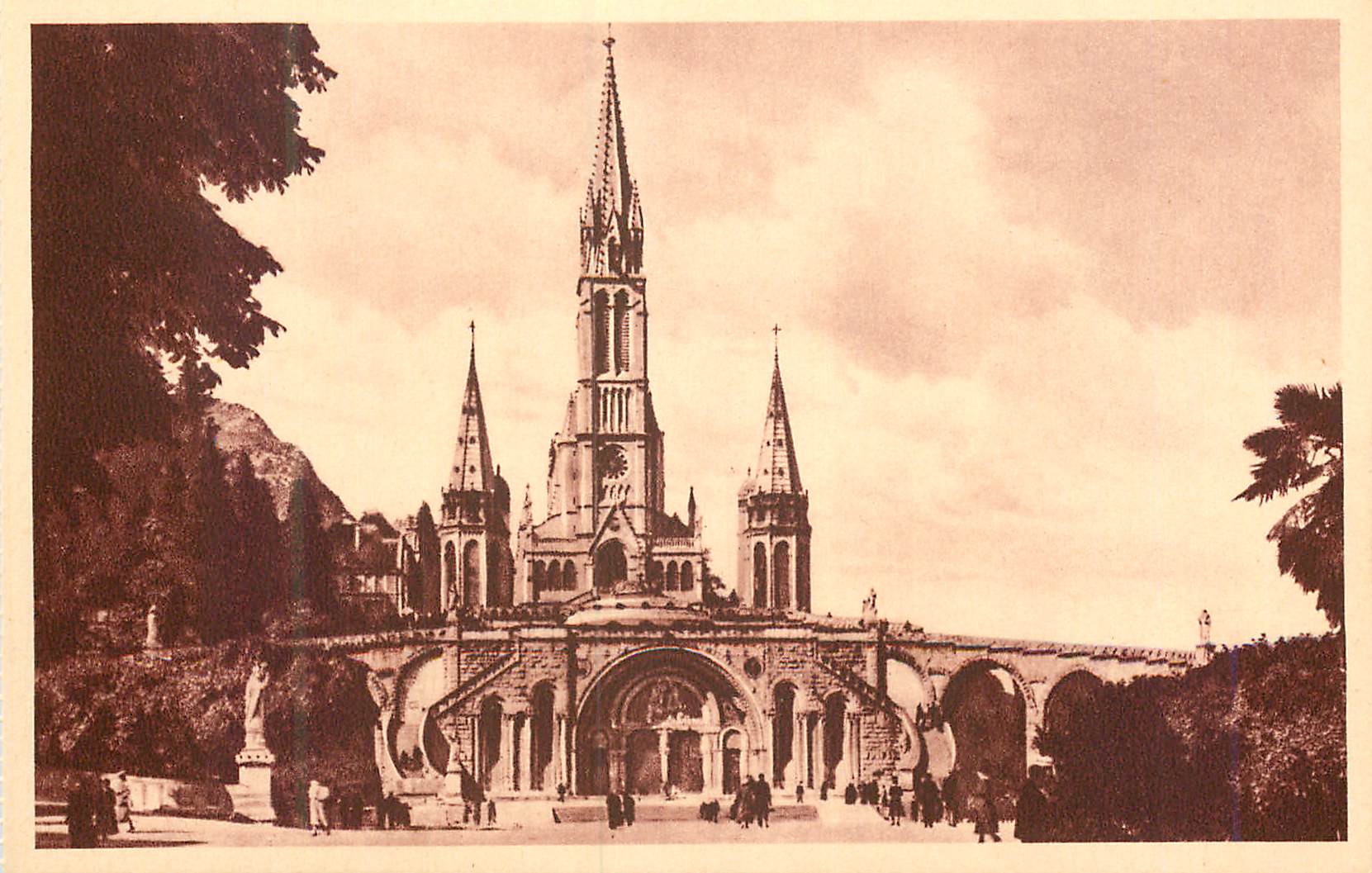 CPA Lourdes La basilique vue de Face P D