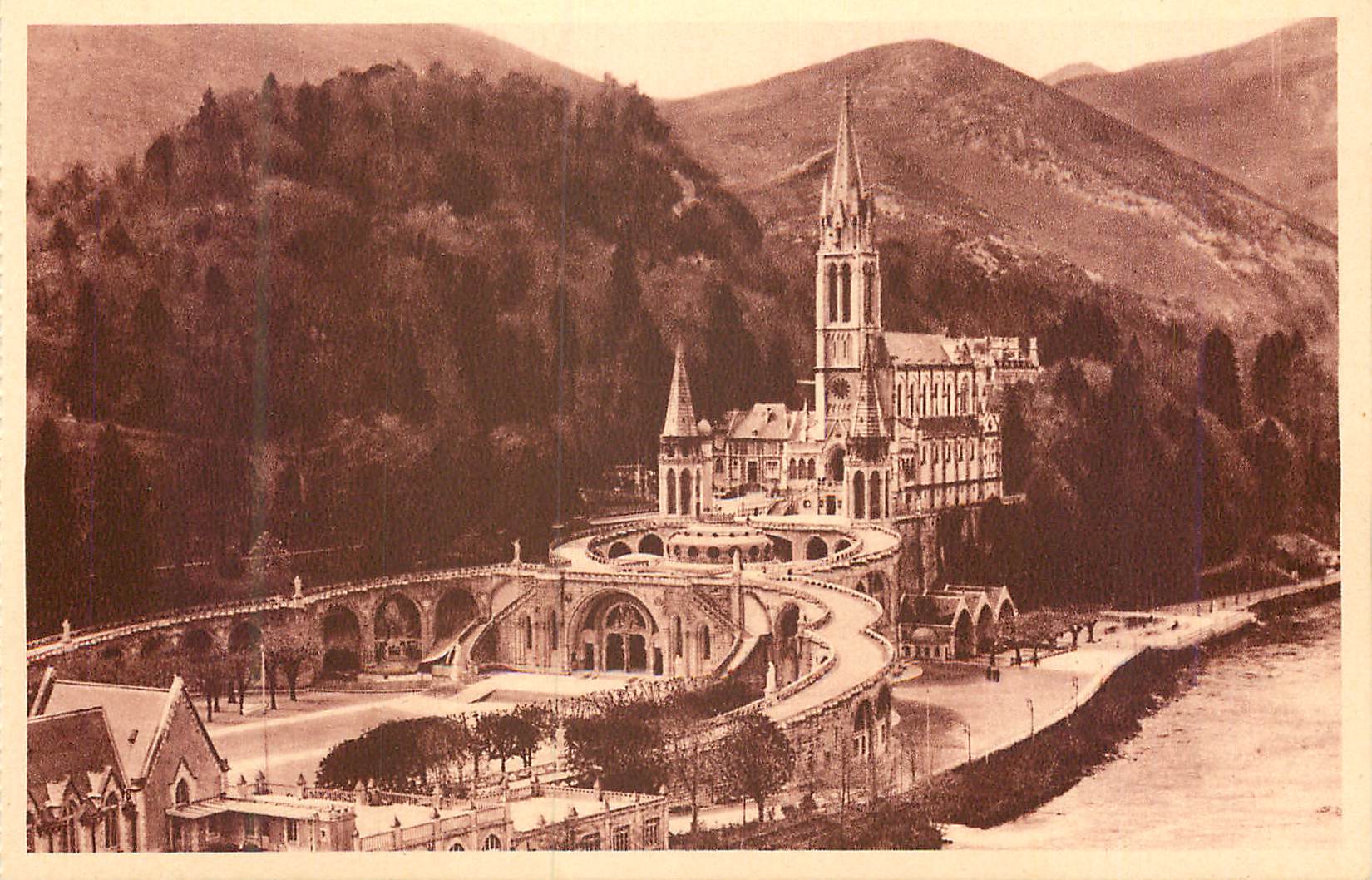 CPA Lourdes Vue d'Ensemble sur la Basilique P D
