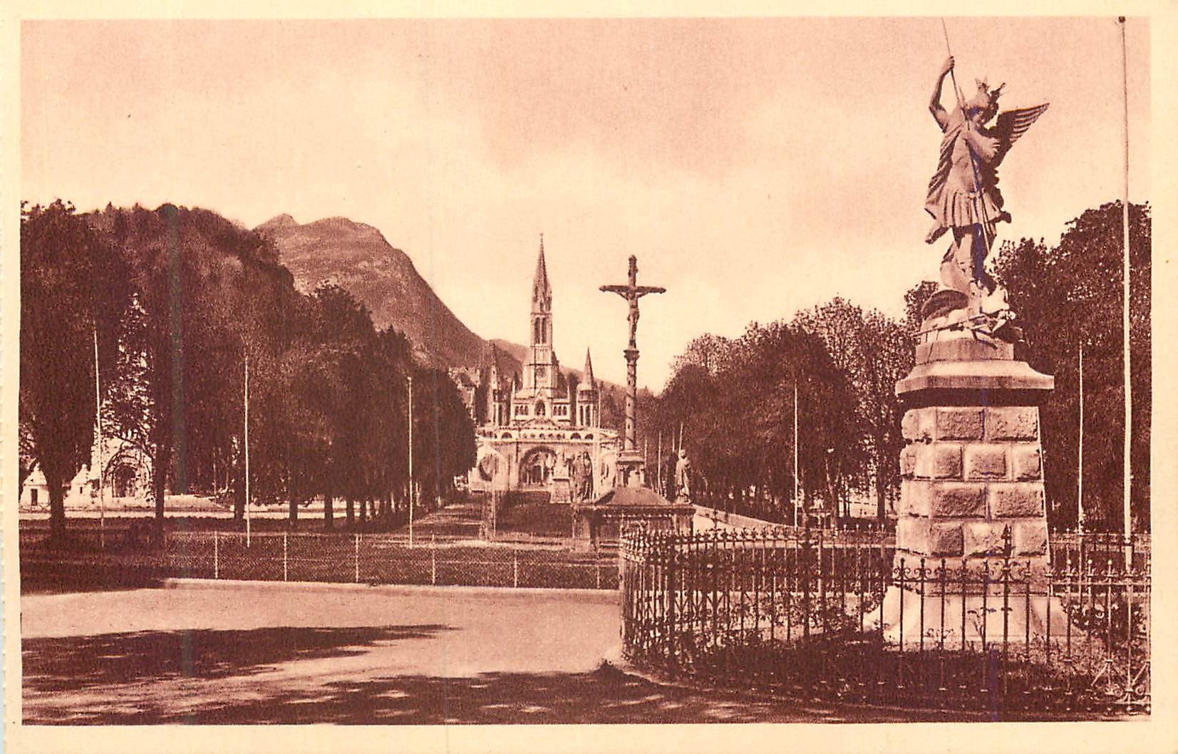 CPA Lourdes Saint Michel La Croix des Bretons et la Basilique PD