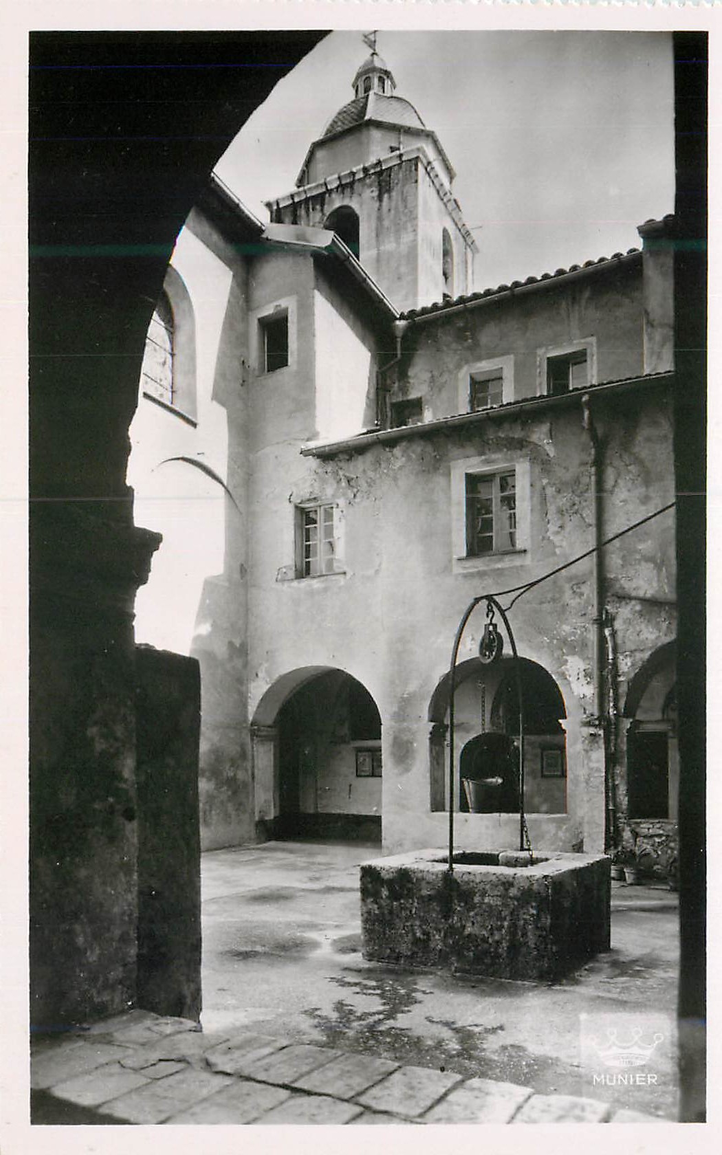CPM Nice Cimiez Le Puits et le clocher du Monastere