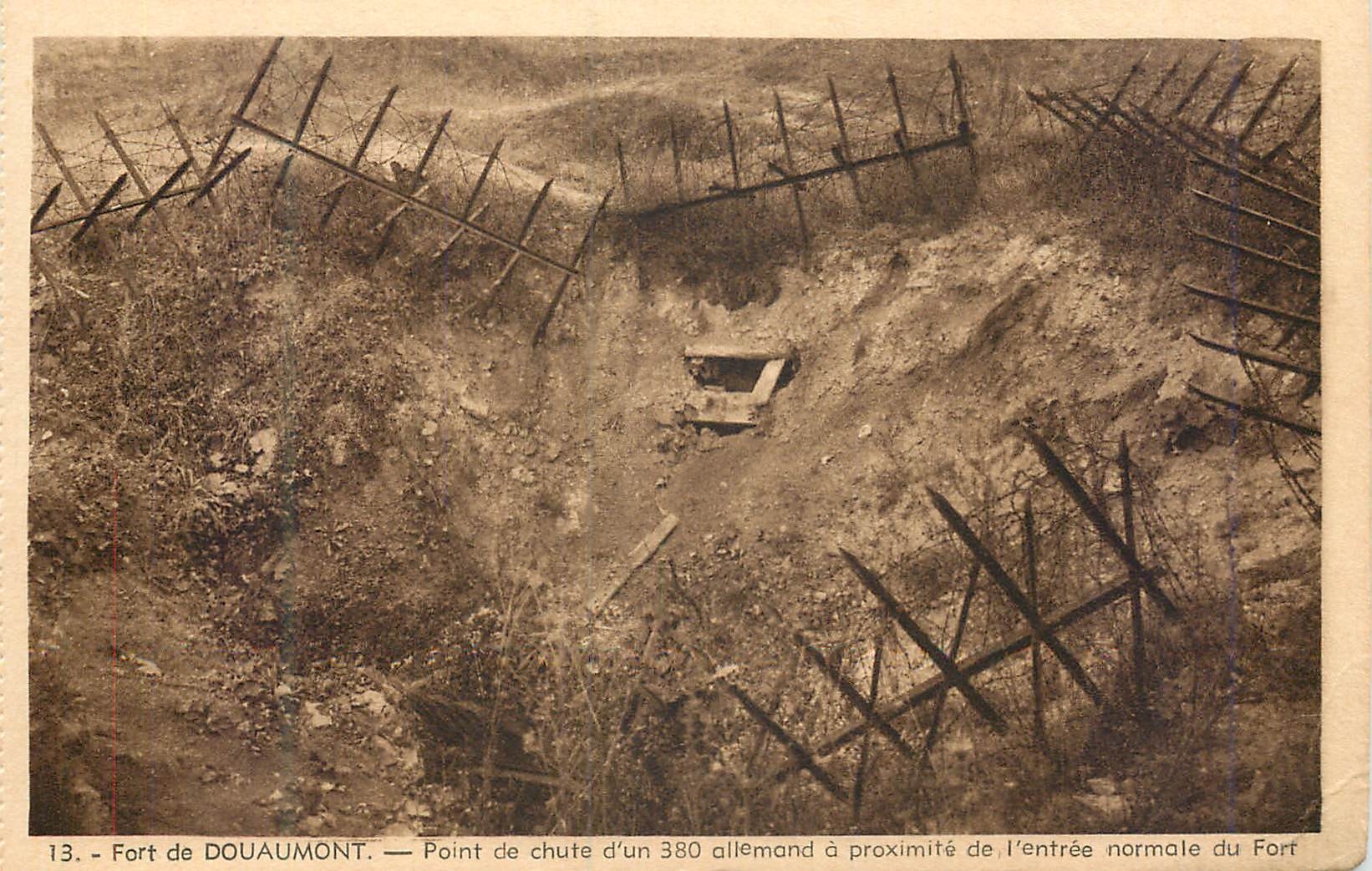 CPA Fort de Douaumont Point de Chute d'un 380 Allemand a Proximite de l'Entree Normale du Fort Militaria