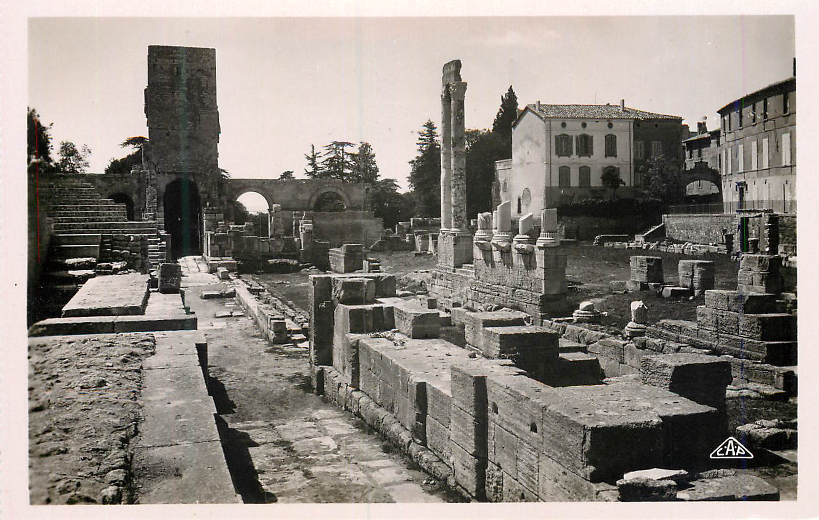 Arles - Théâtre antique — Commencé sous le règne d'Auguste, terminé au IIIe siècle — C. A. P. Strasbourg