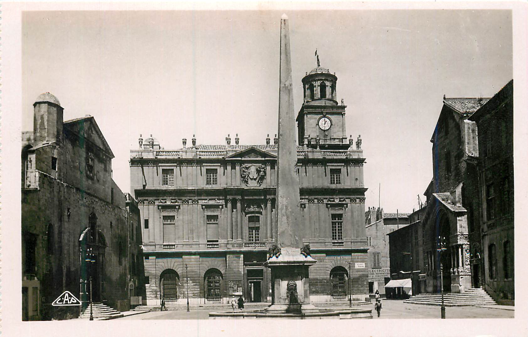 Arles — Place de l'Hôtel de Ville et de l'Obélisque Romain — C. A. P. Strasbourg