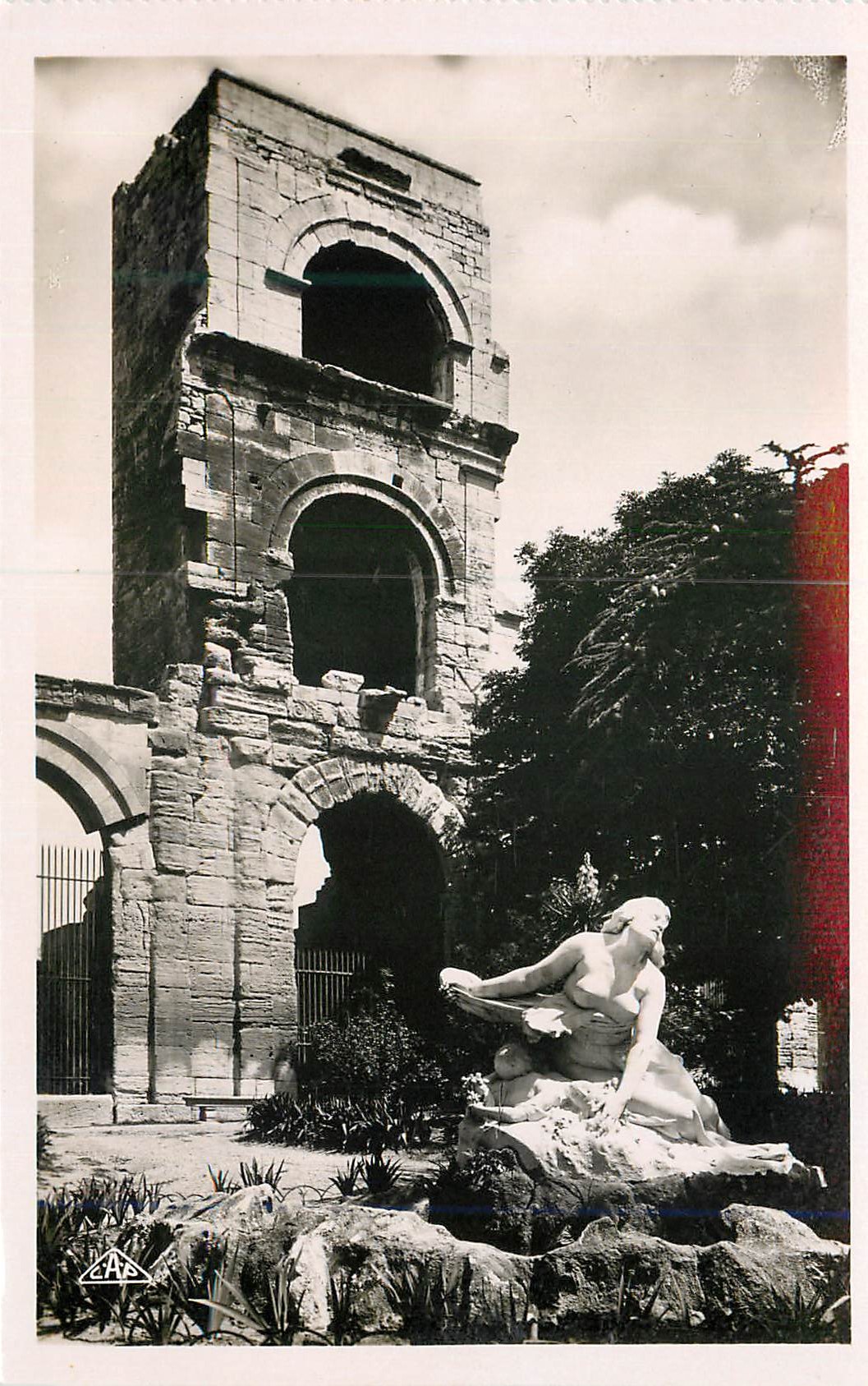 CPM Arles Statue de Niobe et Tour de Roland