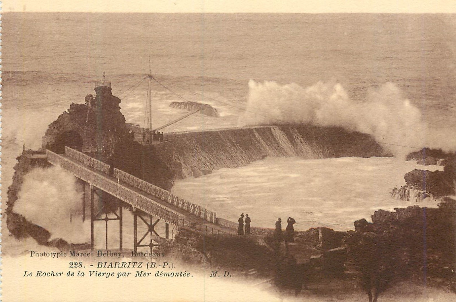 CPA Biarritz Le Rocher de la Vierge par Mer Demontee