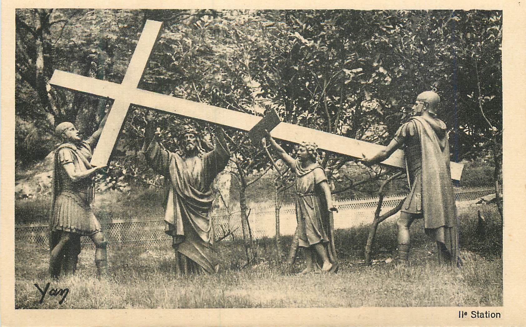 CPA IIe Station Jesus est Charge de sa Croix Lourdes