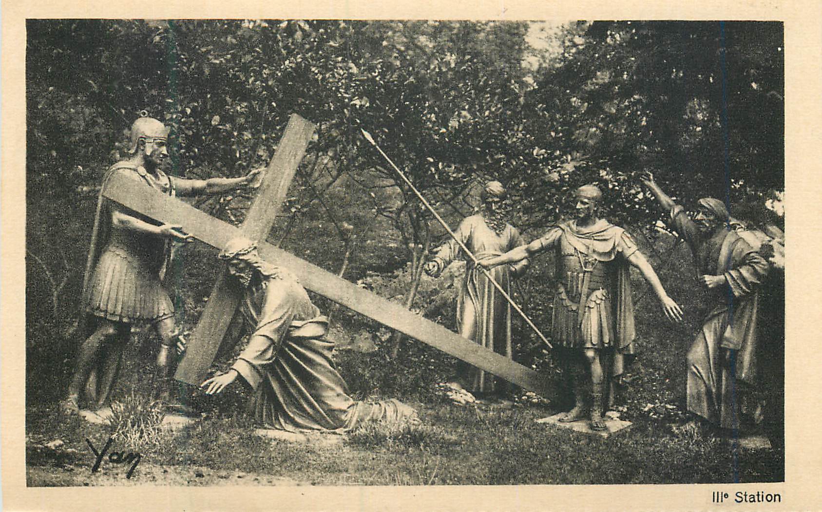 CPA IIIe Station Jesus Tombe sous le Poids de sa Croix Lourdes