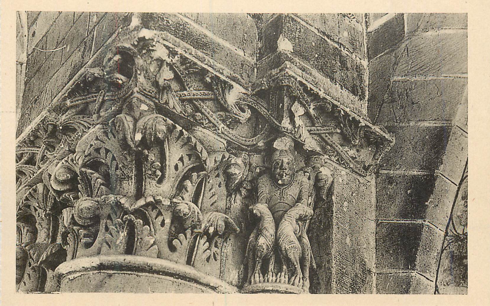 CPA Eglise de Cunault (M et L) Pilier 11 Feuillages Stylisees et Personnages Chevauchant deux Animaux Fantastiques