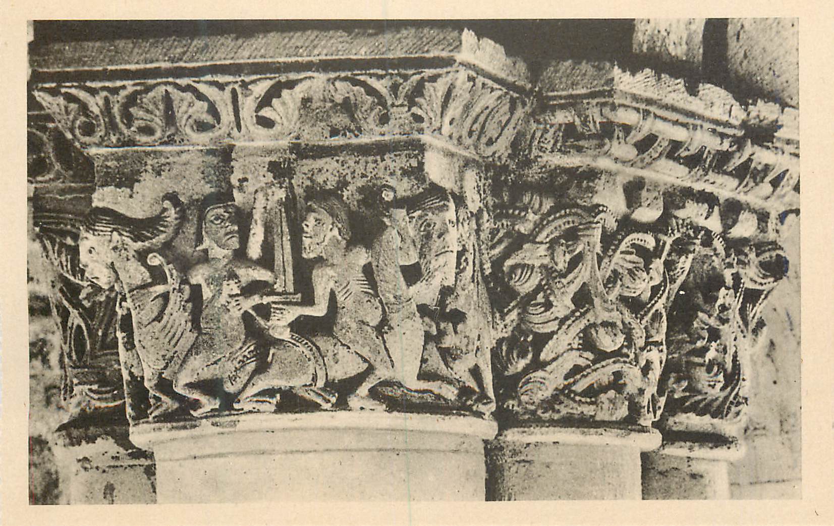 CPA Eglise de Cunault (M et L) Pilier 26 Cavaliers Nus sur des Chimeres