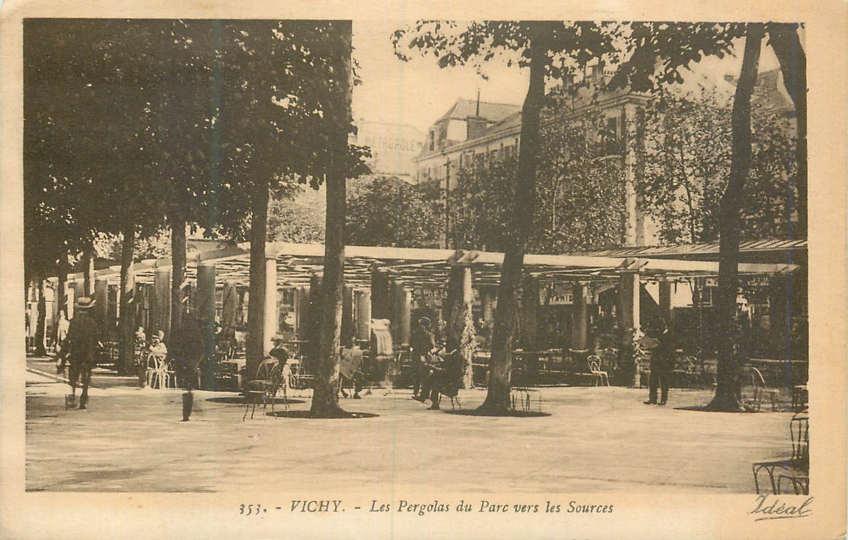 CPA Vichy Les Pergolas du Parc vers les Sources
