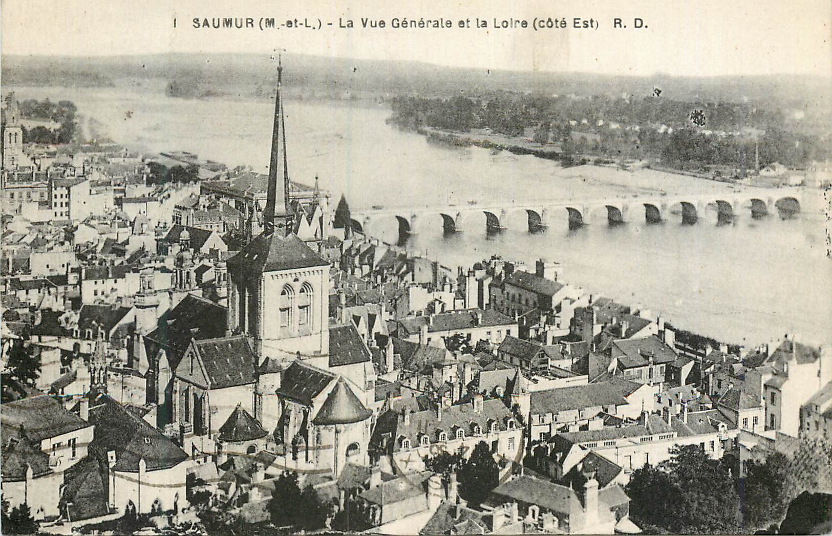 CPA Saumur (M et L) La Vue Generale et la Loire (Cote Est) R D
