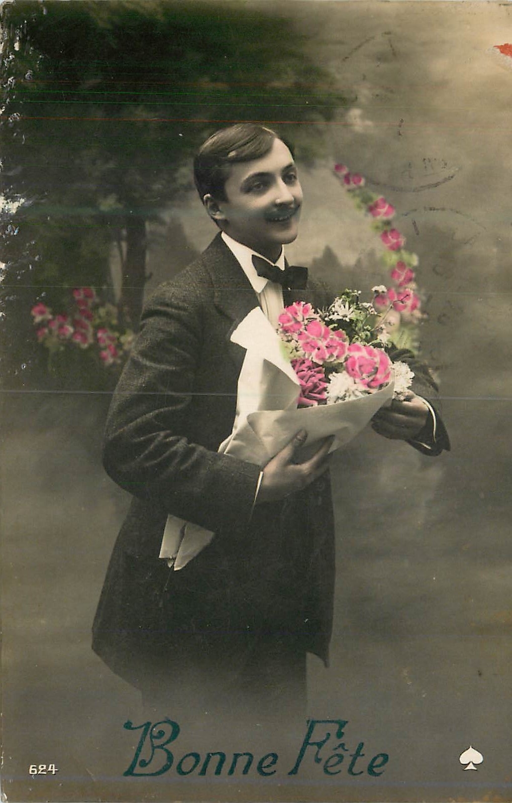 Jeune homme en costume de soirée — tenant un bouquet de fleurs — éditeur Spade, n° 624